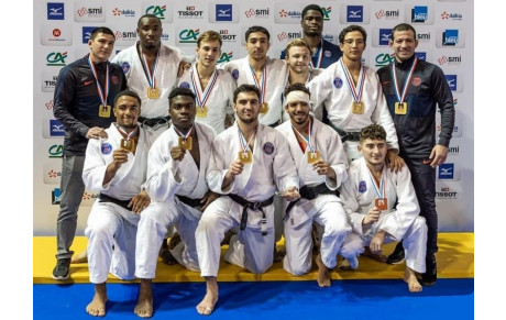 Israil Dakayev double champion de France par équipes juniors avec le PSG Judo